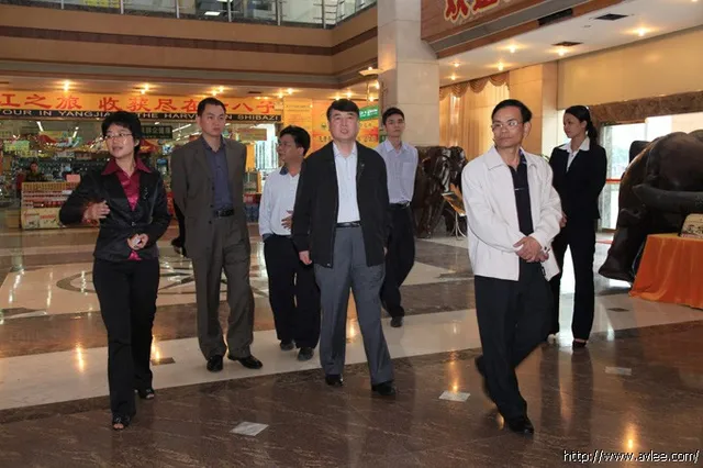 省委对外宣传办公室刘戈理副主任在市委宣传部副部长陈宗辉等人的陪同下到十八子公司参观交流