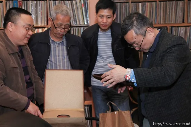 雨果唱片老板易有伍等人在李积回先生的陪同下到音响博物馆参观交流
