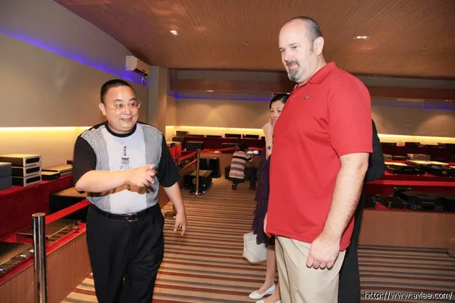 美国哈曼集团HPAV部门的Ron Rouse和Micheal Pyle专业工程师参观世界发烧音响博物馆