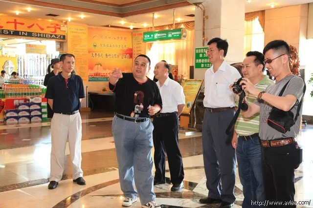 省人大领导和清华大学教授一同前来十八子集团参观调研
