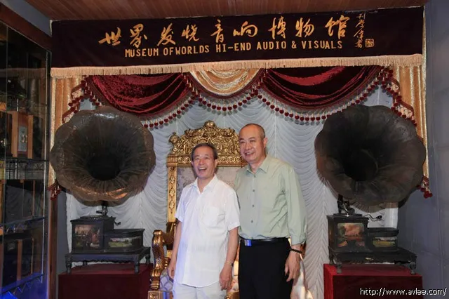 清华大学专家施先生等人在阳东县县长王作雄、常务副县长、音博馆石总监的陪同下到世界发烧音响博物馆参观体验