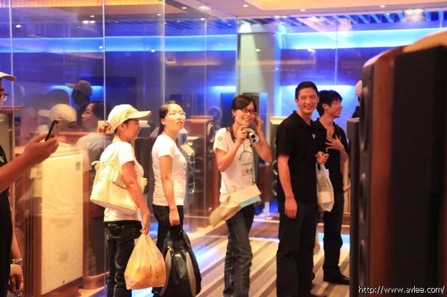 阳江开心旅行社游客前来世界发烧音响博物馆参观体验