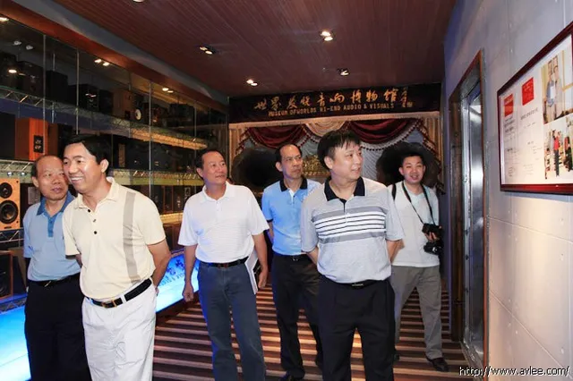 阳江市工商行政管理区党组书记、局长容新荣一行六人来访音博馆