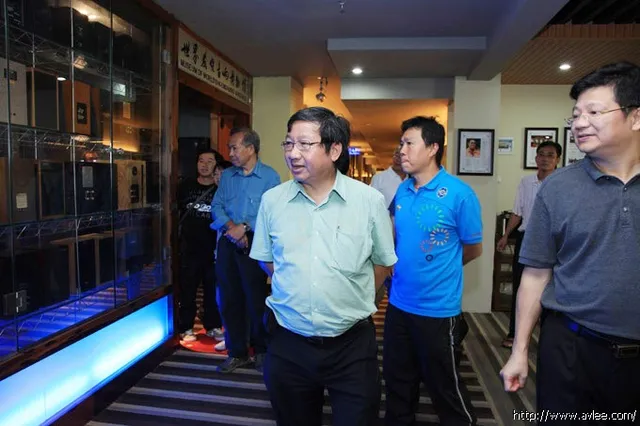 香港商会会长一行20余人在市府秘书长冯铝的陪同下来访音博馆