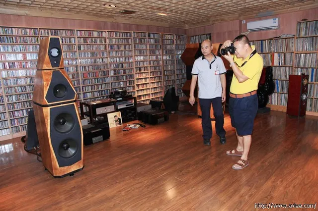 李发厂长陪同几位酷爱音响的发烧友到音博馆参观