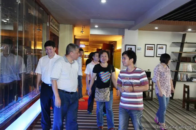 中国人民银行阳江分行行长林先生陪同湖南朋友到我馆参观欣赏