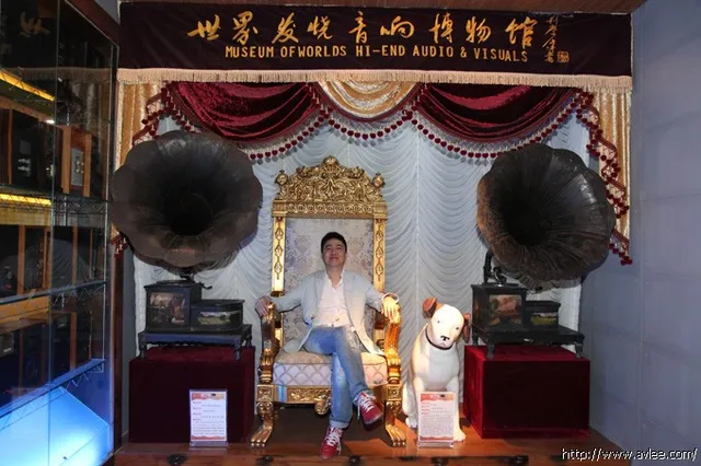 广东狮子会慈爱服务队视觉第一委员会主席罗枫、广州睿智策划有限公司邹兵等一行五人到我音博馆参观欣赏