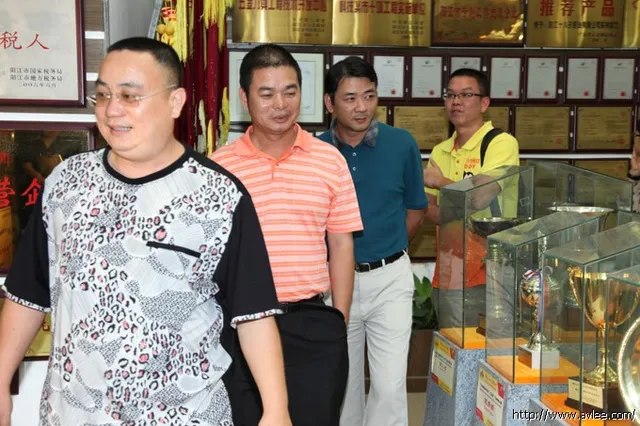 阳江市阳东县新上任县长一行十多人在十八子集团总经理李积回的陪同下到我集团公司参观考察