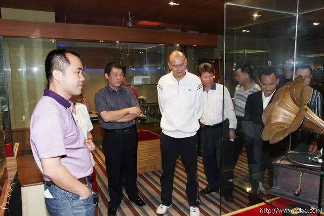 中国农业银行茂名分行领导一行十余人到十八子集团公司参观调研