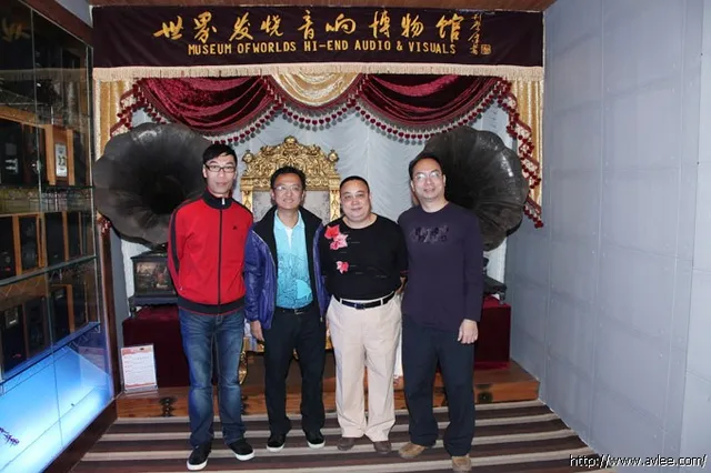 广东电台羊城交通台台长梁柱、总监张军等一行九人在馆主李积回先生的陪同下到世界发烧音响博物馆参观体验