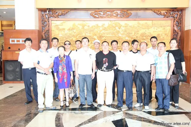 广东省科技干部学院“云南省镇雄县学术带头人培训班”在市科工信局创新科科长梁国强的陪同下到我集团参观指导