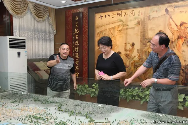 南方广播影视传媒集团来访人员在十八子集团公司总经理李积回的陪同下到我集团公司参观指导