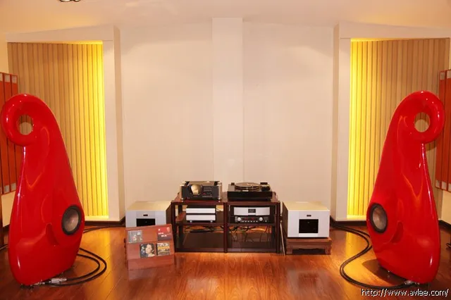 英国《HIFI Choice》《HIFI Plos》杂志的编辑员Jimmy Hughes的“战利成果”