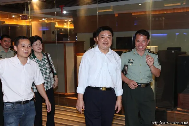 广东省军区钟部长亲临世界发烧音响博物馆参观欣赏