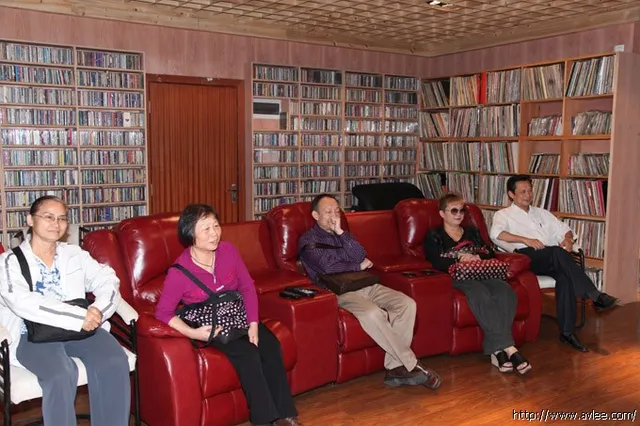 阳江市音乐家协会秘书长覃济赋带来的三位音乐爱好者