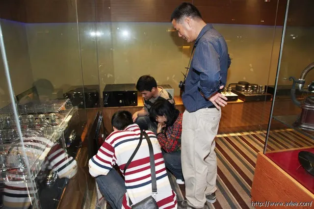 专业影音评论IPK视听剧院报道总监李俊伟、IPK专业认证3D剧院影音工程师陈志平等人员亲临我馆对15号3D影院进行调试
