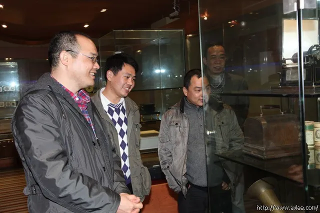 东莞市双力数控设备有限公司销售五部经理李中文等人到世界发烧音响博物馆参观欣赏