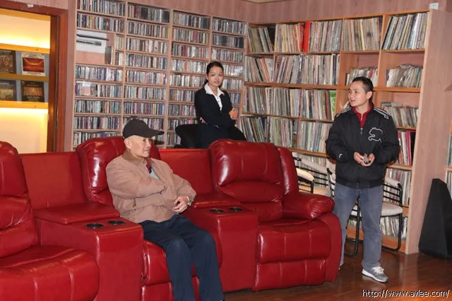 军分区领导亲临世界发烧音响博物馆