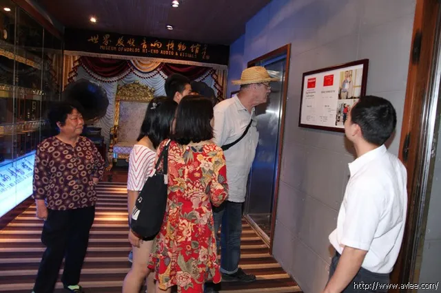 美国著名画家Dennis到世界发烧音响博物馆参观欣赏