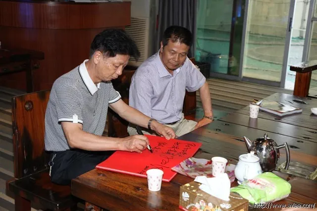 广东金世纪公司陈健雄总经理和阳江市住建局李先生一起参观十八子集团公司