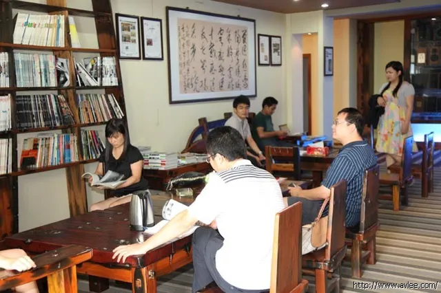 达凯房地产开发公司20多人组团来到十八子集团工业旅游示范点旅游参观