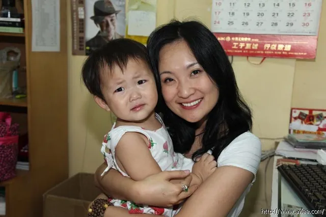 中国著名女歌手龚玥在十八子集团世界发烧音响博物馆签唱会上与歌迷们的珍贵合照