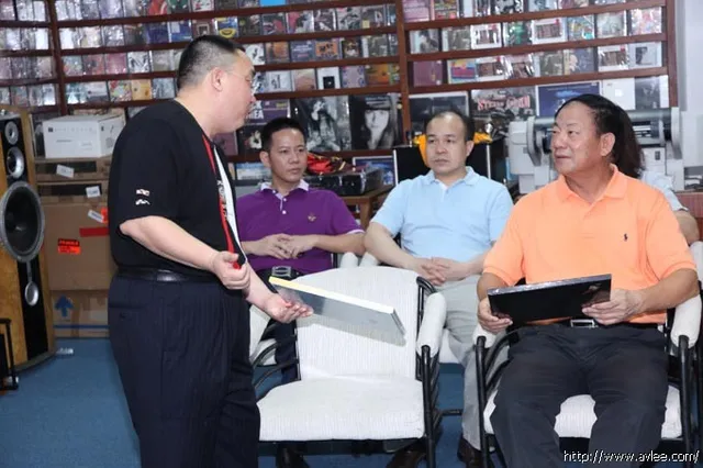 广东省科技厅党组书记、厅长李兴华等领导一行人在李积回总经理陪同下到十八子集团参观指导