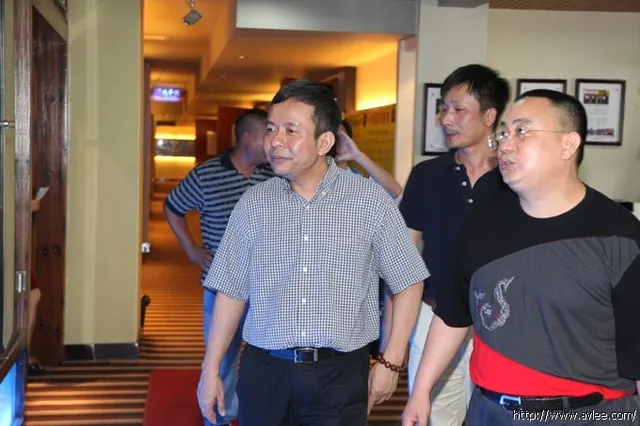 国内著名大型经济刊物《大经贸》经理等一行人在李积回总经理陪同下参观十八子集团公司