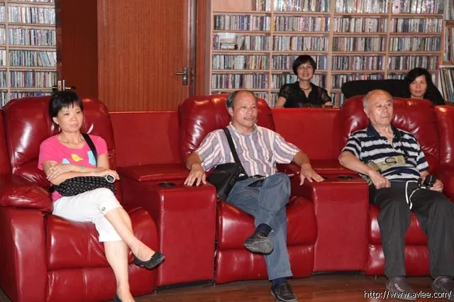 从美国纽约回来的华侨王孟儒先生在亲友的陪同下莅临十八子集团参观交流