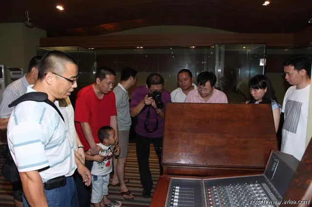 南海里水发烧友一行人在我司工作人员陪同下参观十八子集团世界发烧音响博物馆