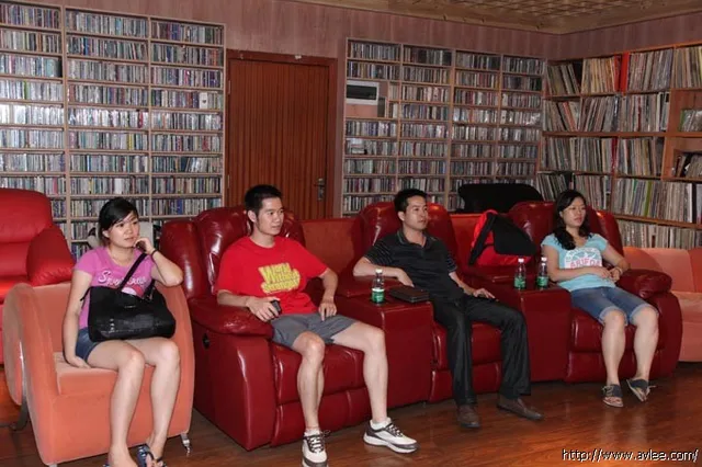 广东省电脑商会、广州市现代设备行业商会一行人到十八子集团参观交流