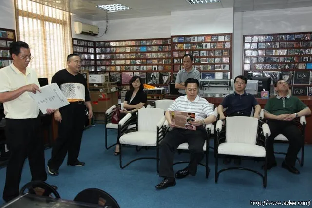 广东省阳江市质量技术监督局局长袁铁等领导一行在李积回总经理陪同下到十八子集团参观调研