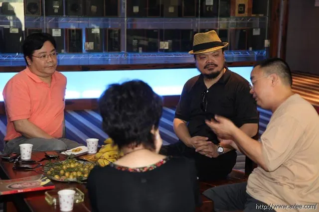 力高老板和深圳画院美术馆馆长陆佳一行在李积回总经理陪同下到十八子集团参观交流