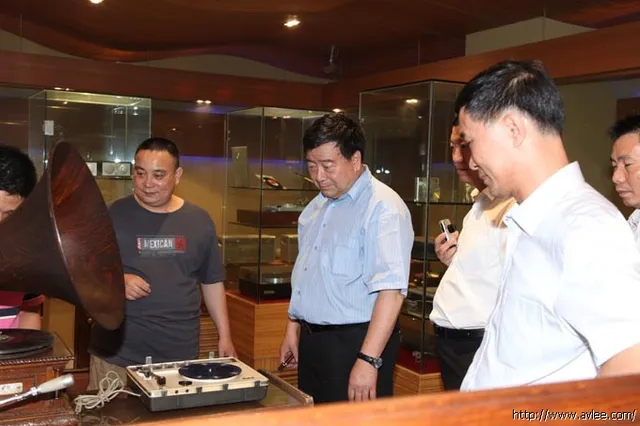 广东省阳江市科技工业和信息化局陈平局长等领导一行在李积回总经理陪同下莅临十八子集团参观指导