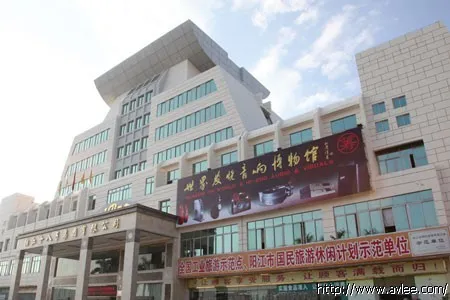 阳江边防检查站一行在公司工作人员陪同下莅临十八子集团参观