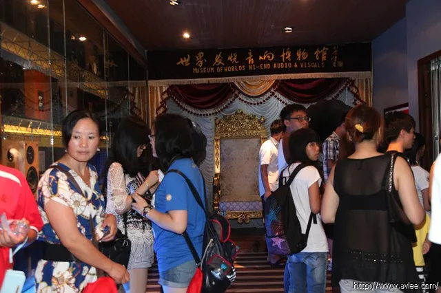 “顺之旅”旅游团一行30多人到十八子集团工业旅游示范区参观游览