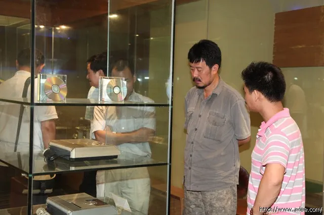 摄影大师卢海林与广东新快报社吴钦泉副总监一行4人到我馆参观交流
