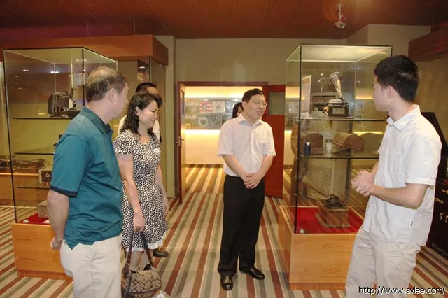 中国对外贸易理事会杨会长与阳江商务局领导莅临世界发烧音响博物馆考察参观