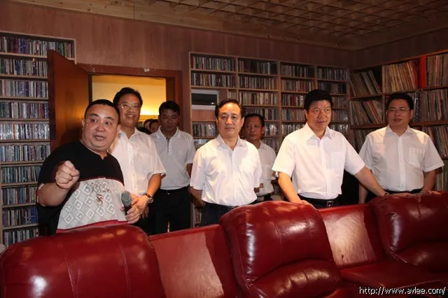 中共广东省委常委、省纪委书记黄先耀,中共阳江市委副书记、市长魏宏广等领导一行在总经理李积回陪同下莅临十八子集团参观调研