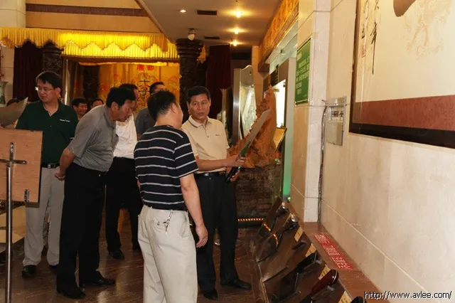 阳江市副市长李日芳陪同西藏自治区政府代表团副主席董明俊一行领导到阳江十八子集团有限公司考察