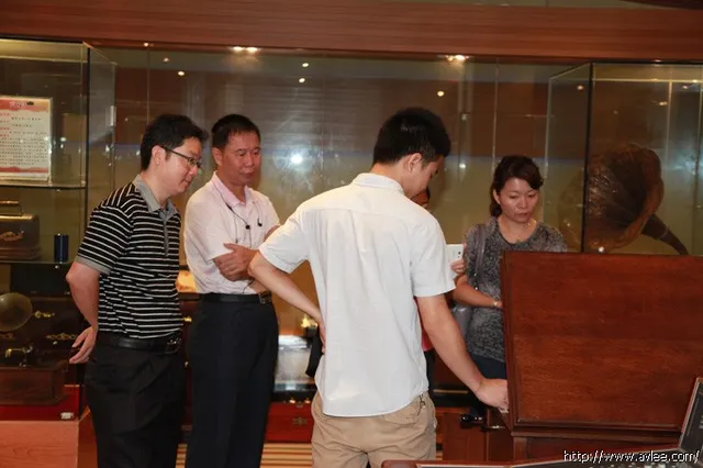 阳江农业银行领导到世界发烧音响博物馆参观
