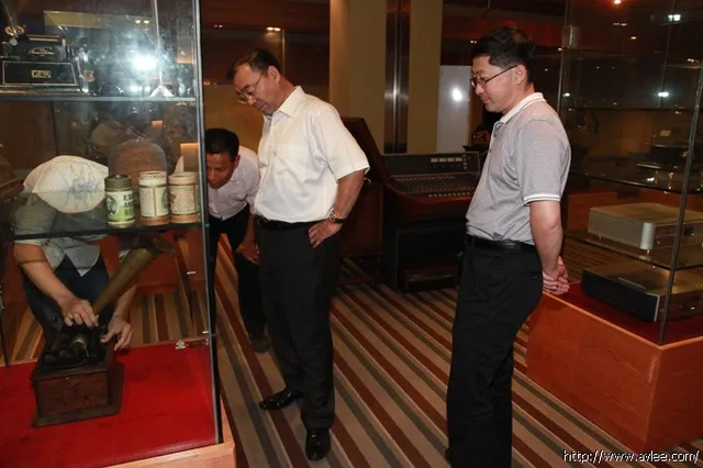 中国五金制品协会张东立理事长与国家日用五金技术开发中心杨主任莅临阳江十八子集团有限公司考察调研